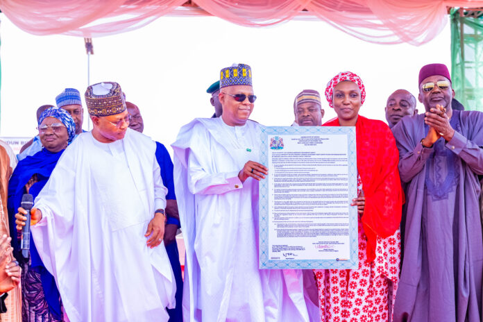 PIX ONE - VICE PRESIDENT, KASSIM SHETTIMA , KADUNA STATE GOVERNOR, SENATOR UBA SANI, NEMA DG, MRS ZUBAIDA UMAR, OTHERS AT THE COMMISSIONING OF THE TUDUN BIRI RESETTLEMENT SITE, IN KADUNA